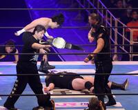 試合を終えて尚、成田連（左）らから攻撃を受けるウルフアロン（撮影・中田匡峻）