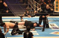 成田連（左端）陣営の攻撃でダメージを食らうウルフアロン＝撮影・中田匡峻