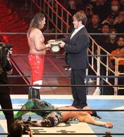ジェイク・リー（下）に勝利し、新日本プロレス・棚橋弘至社長（右）からベルトをもらう辻陽太（撮影・中田匡峻）