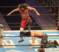 ジェイク・リー（右）の延髄めがけ、蹴りを入れる辻陽太（撮影・中田匡峻）