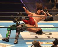 ジェイク・リー（下）に投げられる辻陽太（撮影・中田匡峻）