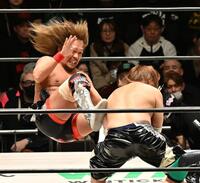 ＨＡＹＡＴＡ（右）を攻める内藤哲也