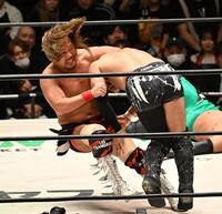 ＫＥＮＴＡ（右）を攻める内藤哲也