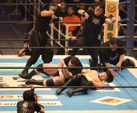 成田連（右下）を攻めている最中、奇襲に遭うウルフアロン（撮影・中田匡峻）