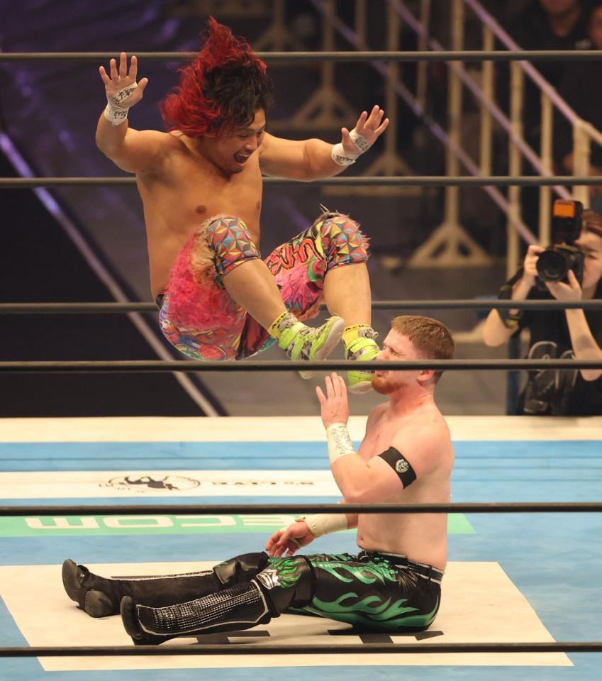 顔面に飛び蹴りを入れる高橋ヒロム（左）＝撮影・中田匡峻