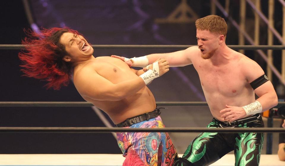 攻撃を真正面から受け止める高橋ヒロム（左）＝撮影・中田匡峻