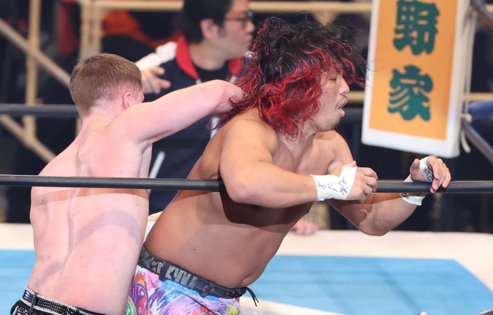 奇襲を受ける高橋ヒロム（右）＝撮影・中田匡峻