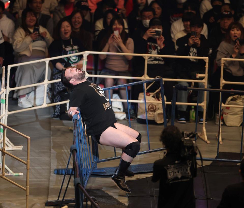 場外で奇襲を受けるウルフアロン（撮影・中田匡峻）