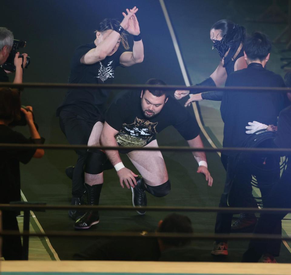 入場早々、奇襲を受けるウルフアロン（中央）＝撮影・中田匡峻