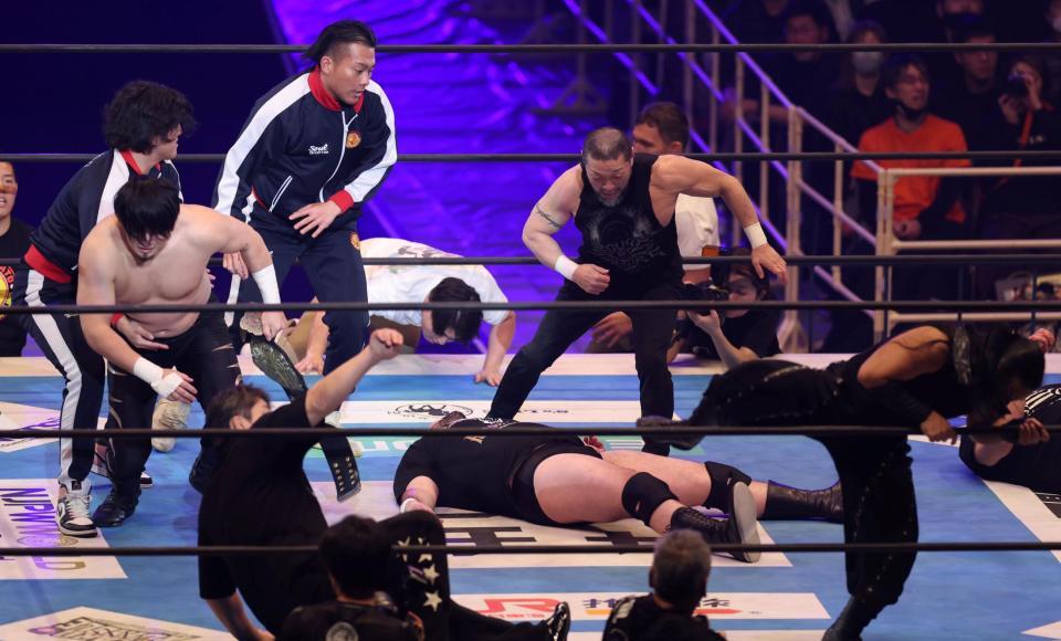 試合後、成田蓮陣営の暴走でウルフアロン（下）が倒れる中、リング上はむちゃくちゃになる（撮影・中田匡峻）
