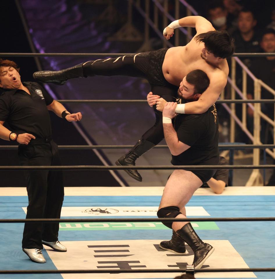 レフェリーに蹴りを入れる成田連を担ぎ上げるウルフアロン（撮影・中田匡峻）