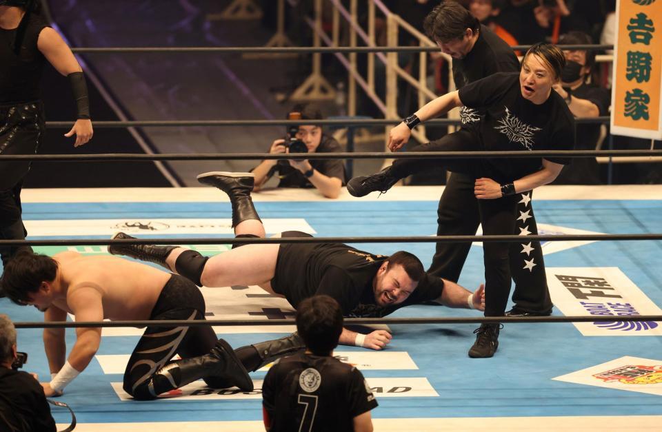 成田連（左端）陣営の攻撃でダメージを食らうウルフアロン＝撮影・中田匡峻