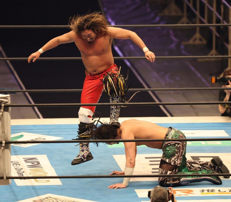 ジェイク・リー（右）の延髄めがけ、蹴りを入れる辻陽太（撮影・中田匡峻）