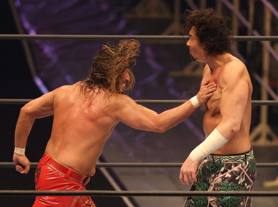 ジェイク・リー（右）に渾身の一撃を放つ辻陽太（撮影・中田匡峻）