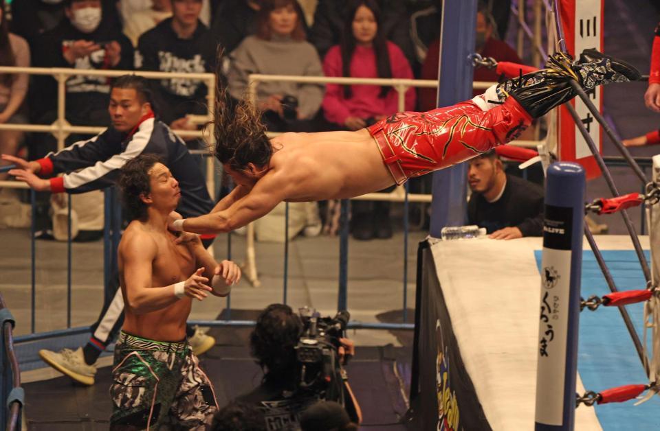 場外にいるジェイク・リー（左）に飛び込む辻陽太（撮影・中田匡峻）