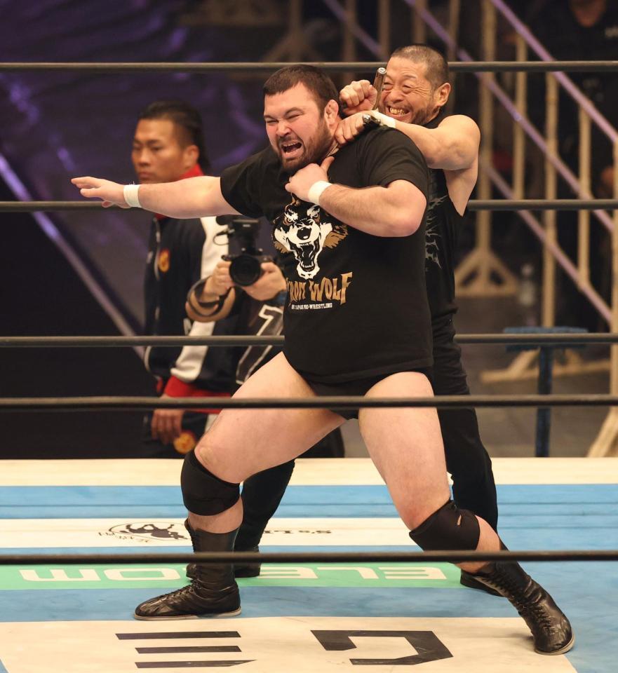 背後から攻撃を受けるウルフアロン（撮影・中田匡峻）