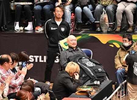 　あいさつする大谷晋二郎。後ろは丸藤正道