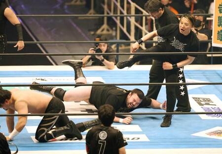 　猛攻にリングに沈むウルフアロン（撮影・中田匡峻）