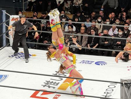 　豪快なブレーンバスターを仕掛けるフワちゃん