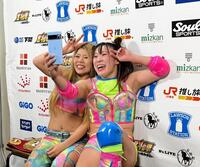 　自力でのプロレス初勝利を挙げ、師匠の葉月（左）とセルフィーを撮るフワちゃん