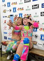 　自力でのプロレス初勝利を挙げ、師匠の葉月（左）とセルフィーを撮るフワちゃん