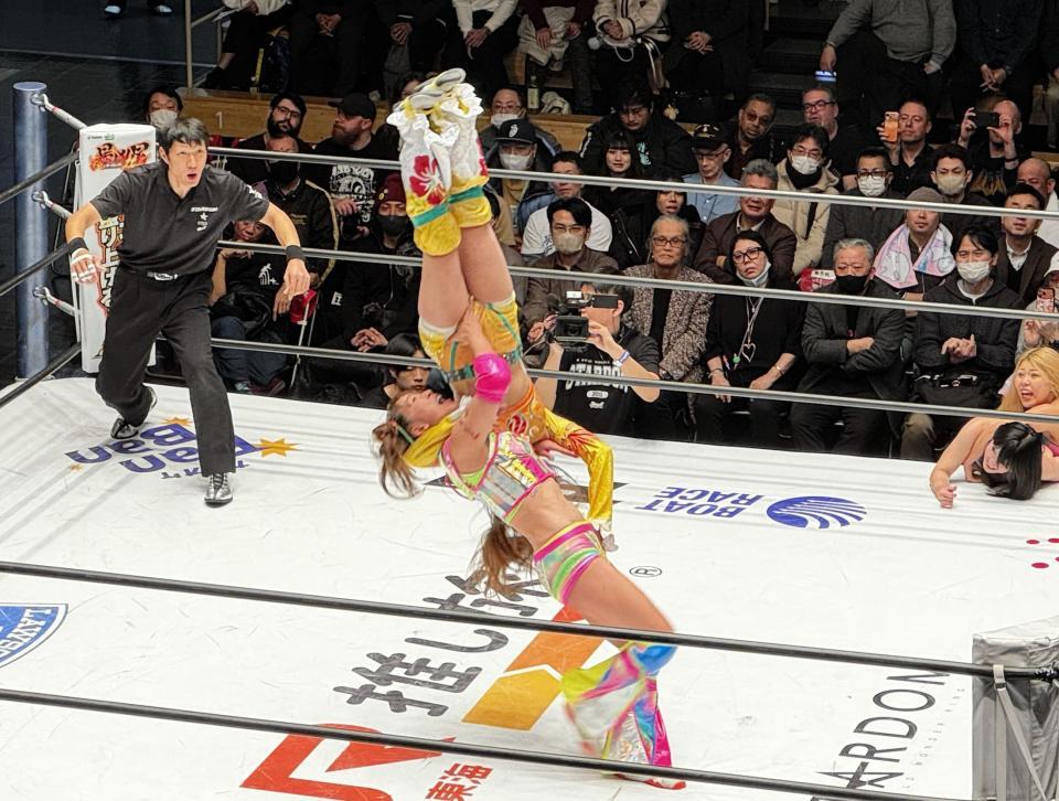 　豪快なブレーンバスターを仕掛けるフワちゃん