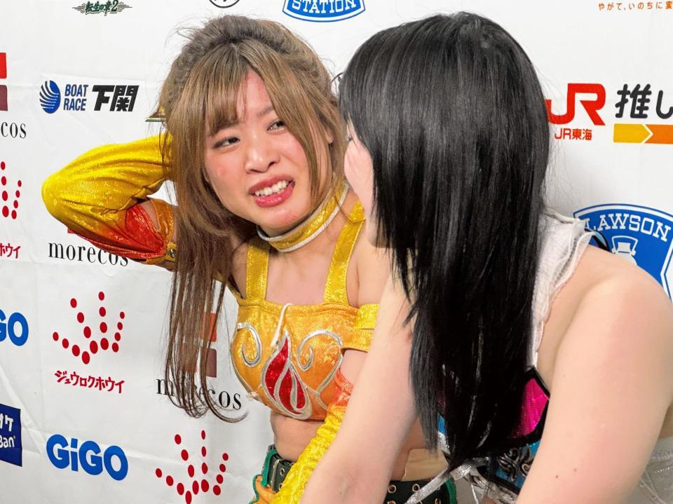 フワちゃんにフォール負けを喫し、涙する金屋あんね（左）