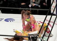 　初めて３カウントを奪い、自力でのプロレス初勝利を挙げて呆然とするフワちゃん