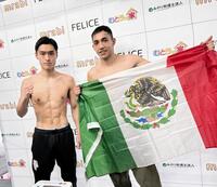 計量を通過した西田凌佑（左）とブライアン・メルカド