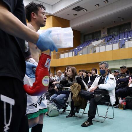 引き揚げる辰吉寿以輝（手前）を見つめる辰吉丈一郎（撮影・中田匡峻）
