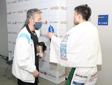 取材に向かう辰吉寿以輝（右）と父の辰吉丈一郎（撮影・中田匡峻）