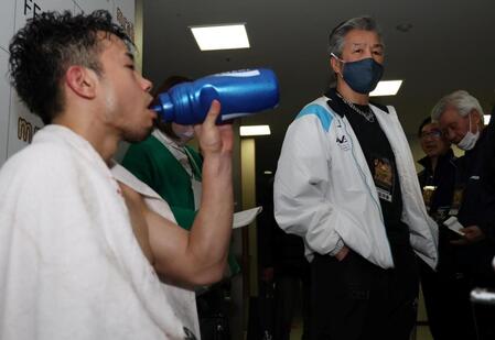 取材を受ける辰吉寿以輝（左）の話を聞く辰吉丈一郎（撮影・中田匡峻）