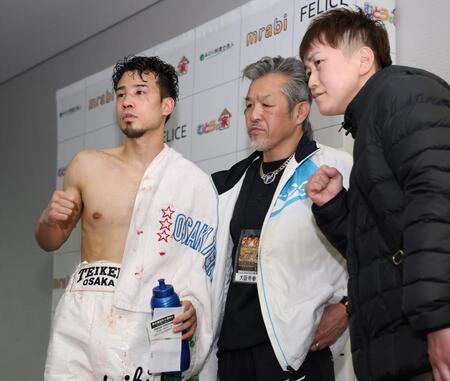 写真を撮る辰吉寿以輝（左）と辰吉丈一郎（中央）＝撮影・中田匡峻