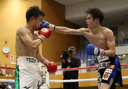 ７Ｒ、山内翔貴（右）の右ストレートを顔面にもらう辰吉寿以輝（撮影・中田匡峻）