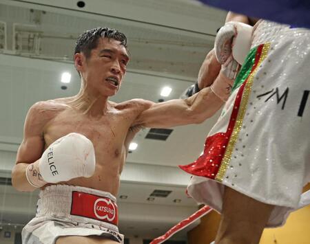 ６Ｒ、ブライアン・メルカド（右）にボディーを打ち込む西田凌佑（撮影・中田匡峻）