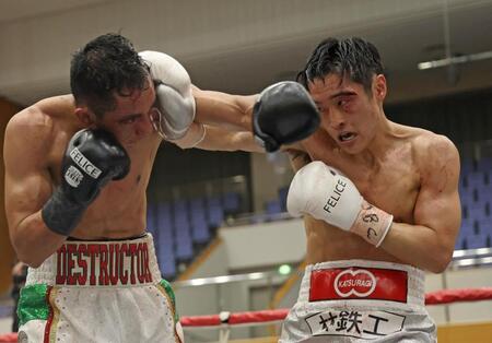 ６Ｒ、ブライアン・メルカド（左）の攻撃を交わし、一撃を浴びせる西田凌佑（撮影・中田匡峻）