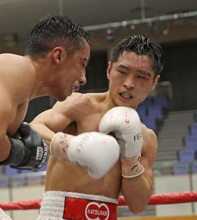 ６Ｒ、ブライアン・メルカド（左）の顔面に打ち込む西田凌佑（撮影・中田匡峻）