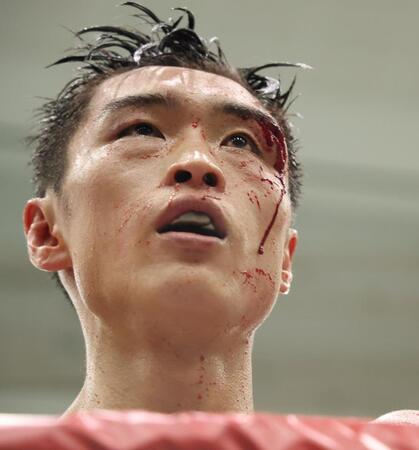 ７Ｒ、流血する西田凌佑（撮影・中田匡峻）