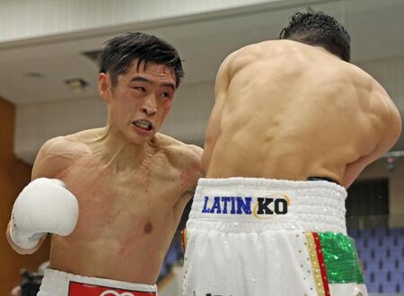 ２Ｒ、ブライアン・メルカド（右）に打ち込む西田凌佑（撮影・中田匡峻）