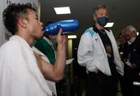 取材を受ける辰吉寿以輝（左）の話を聞く辰吉丈一郎（撮影・中田匡峻）