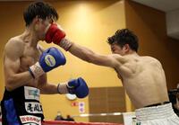 ７Ｒ、山内翔貴（左）に打ち込む辰吉寿以輝（撮影・中田匡峻）