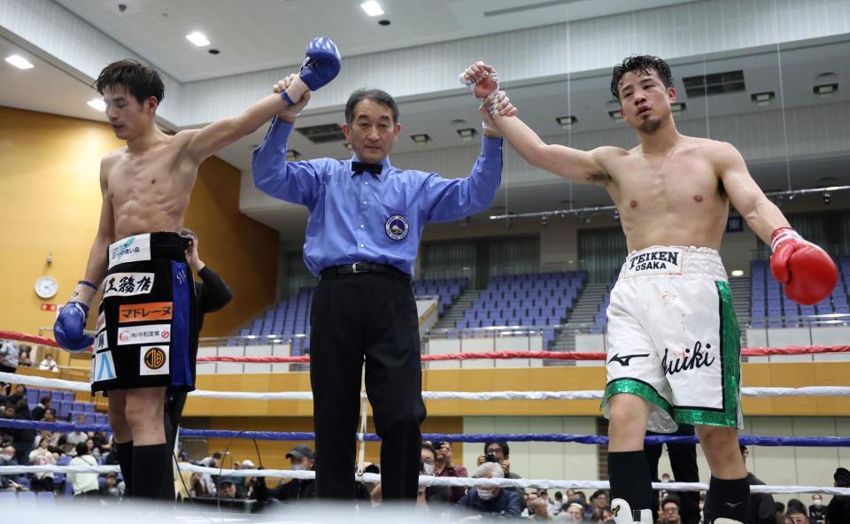 山内翔貴（左）とドローに終わった辰吉寿以輝（撮影・中田匡峻）