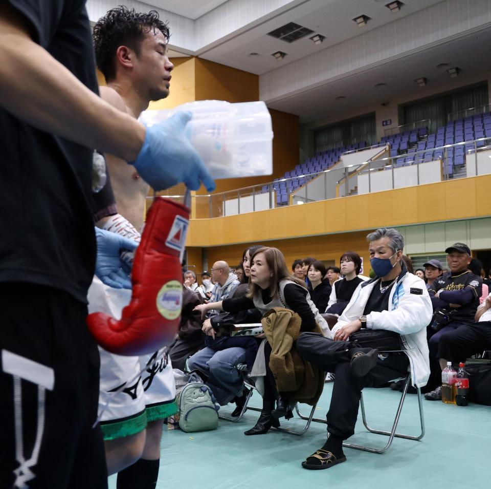 引き揚げる辰吉寿以輝（手前）を見つめる辰吉丈一郎（撮影・中田匡峻）