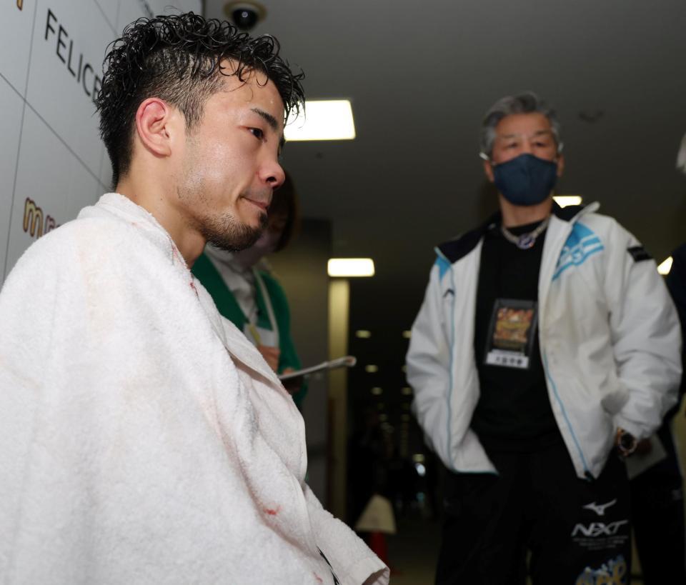 取材を受ける辰吉寿以輝（左）と父の辰吉丈一郎（撮影・中田匡峻）