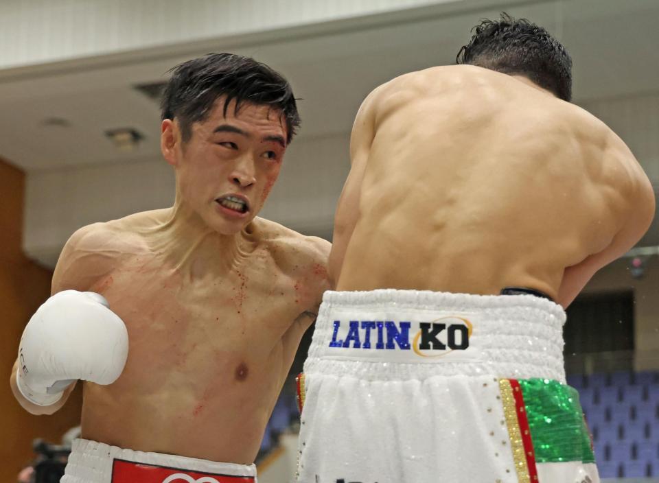 ２Ｒ、ブライアン・メルカド（右）に打ち込む西田凌佑（撮影・中田匡峻）