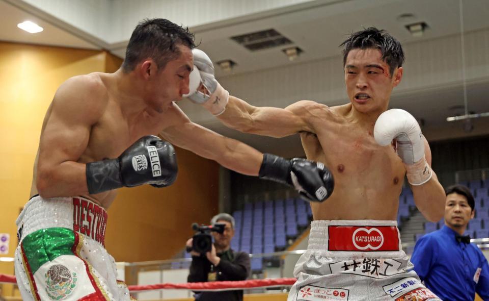 ４Ｒ、ブライアン・メルカド（左）の顔面に打ち込む西田凌佑（撮影・中田匡峻）