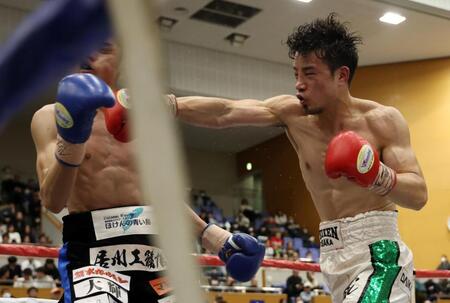 ８Ｒ、山内翔貴（左）に右ストレートを打ち込む辰吉寿以輝（撮影・中田匡峻）