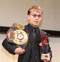 殊勲賞の堤聖也（撮影・佐々木彰尚）