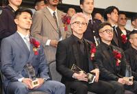 技能賞の中谷潤人（左）、最優秀選手賞の井上尚弥（中央）、技能賞の井上拓真（撮影・佐々木彰尚）