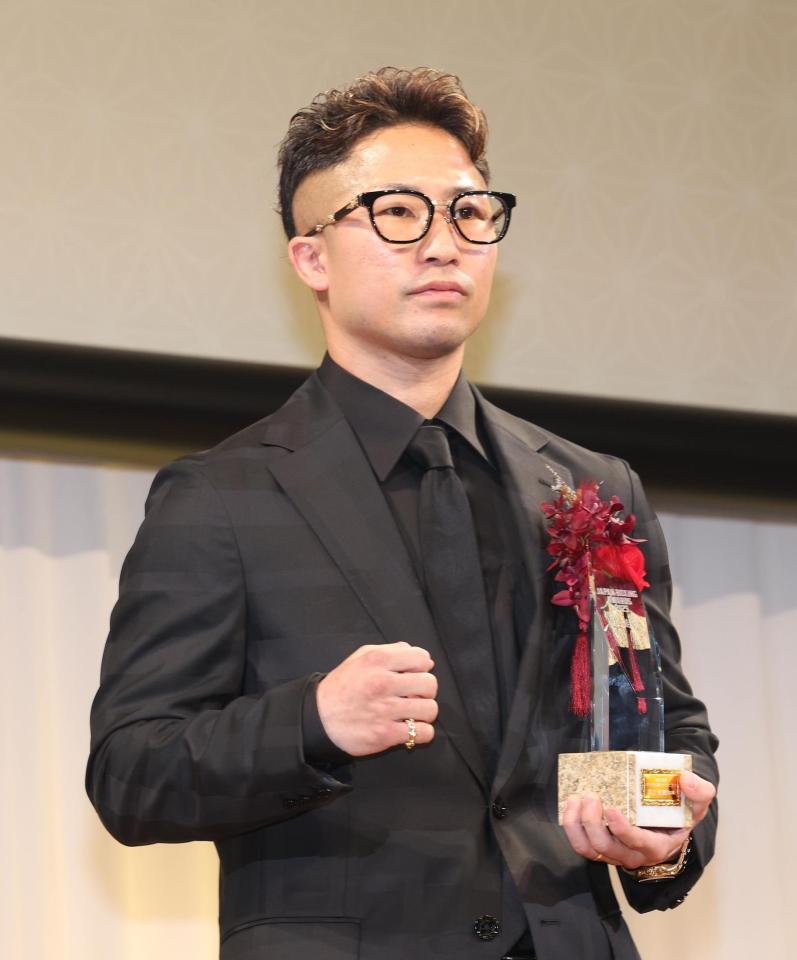 技能賞の井上拓真（撮影・佐々木彰尚）